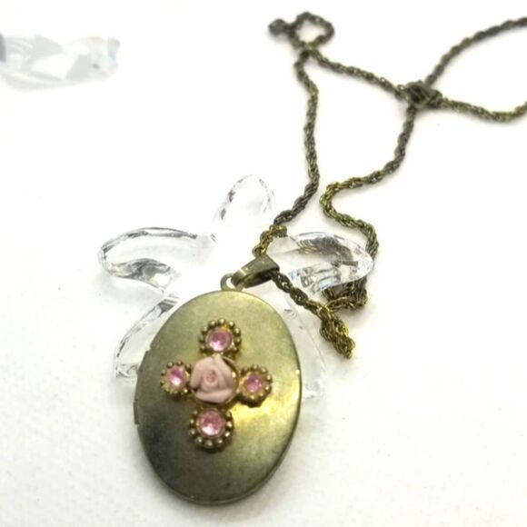 Three dimensional lady in‎ waiting rose crystal locket necklace